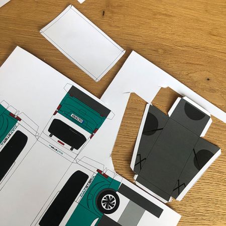Alle Papiermodell-Teile ausschneiden