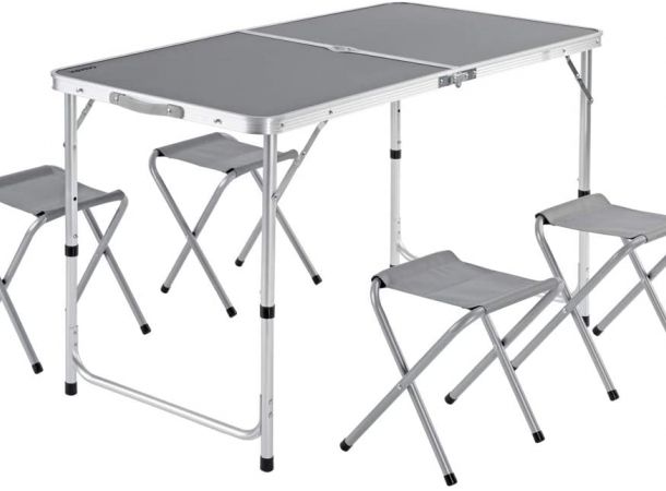 Campingtisch mit Klappstühlen